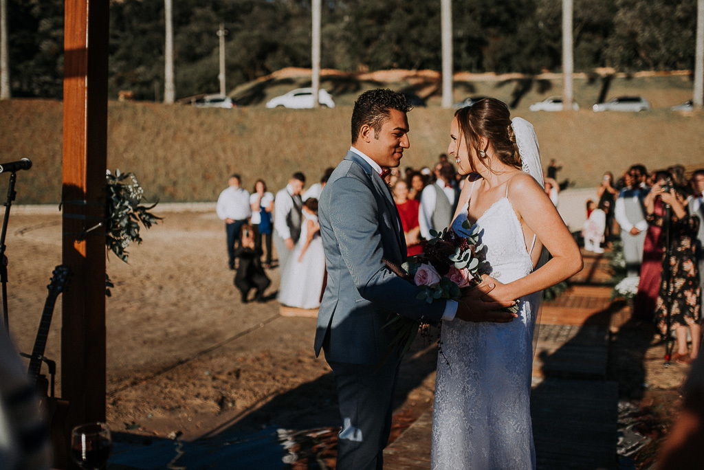 noivo recebendo a noiva no altar