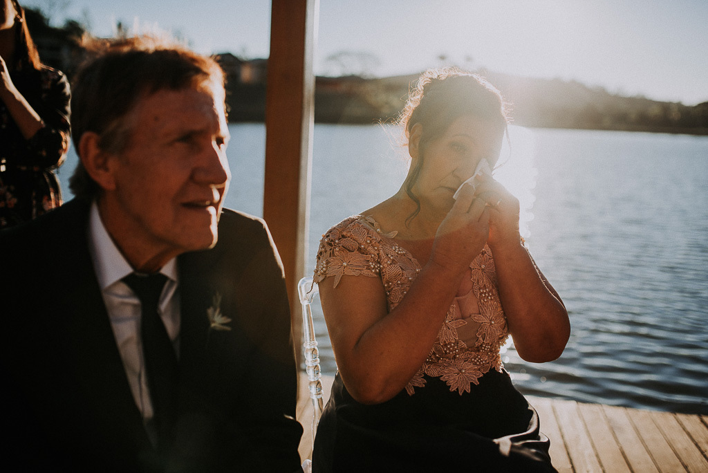 mãe da noiva chorando