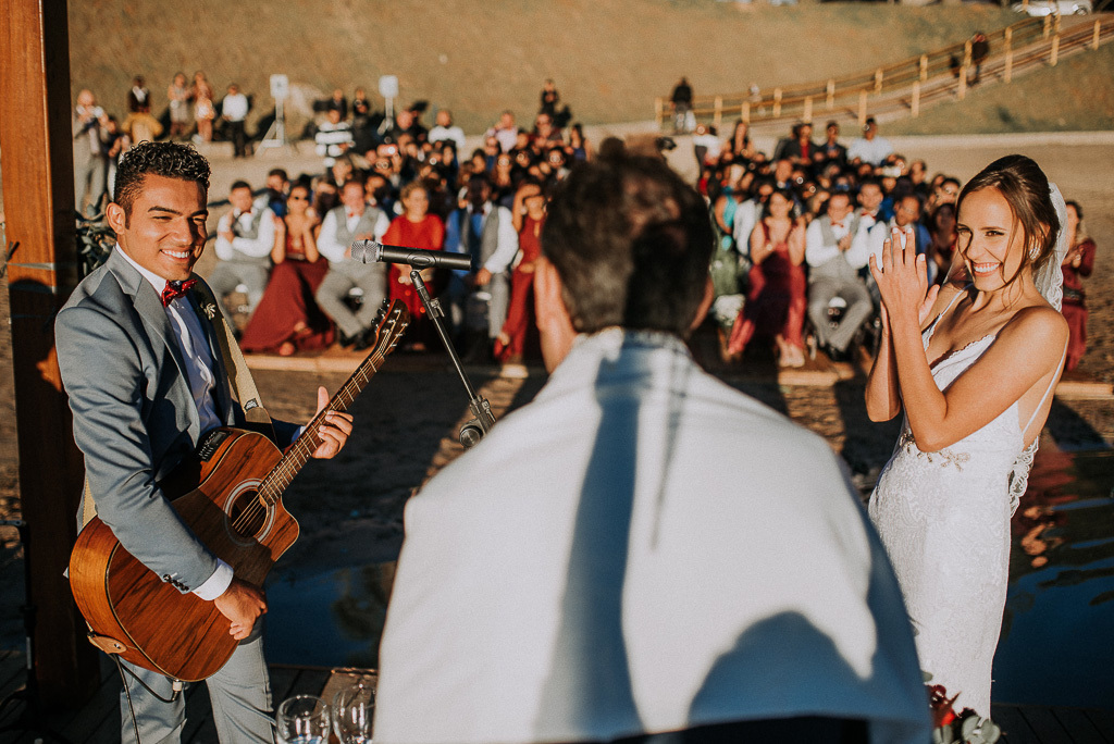 noivo cantando para a noiva