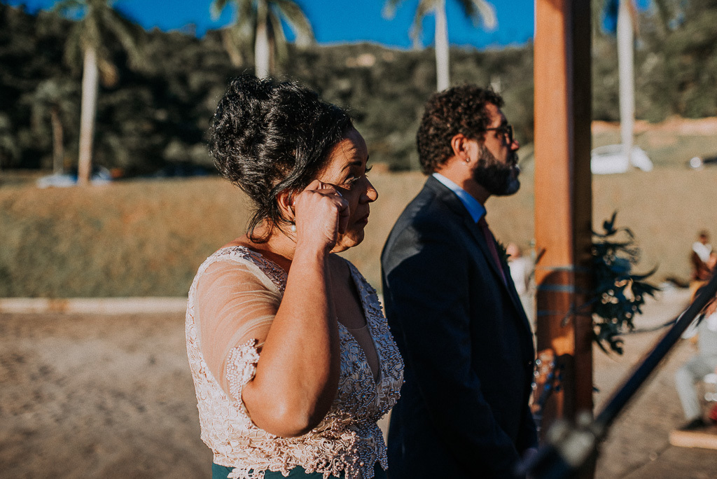 mãe do noivo chorando