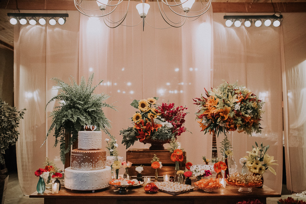 decoração mesa do bolo casamento