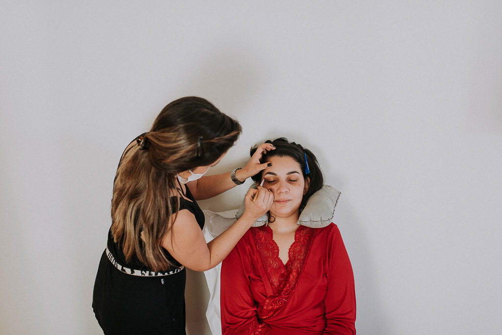 noiva se maquiando