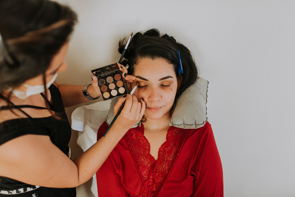noiva se maquiando