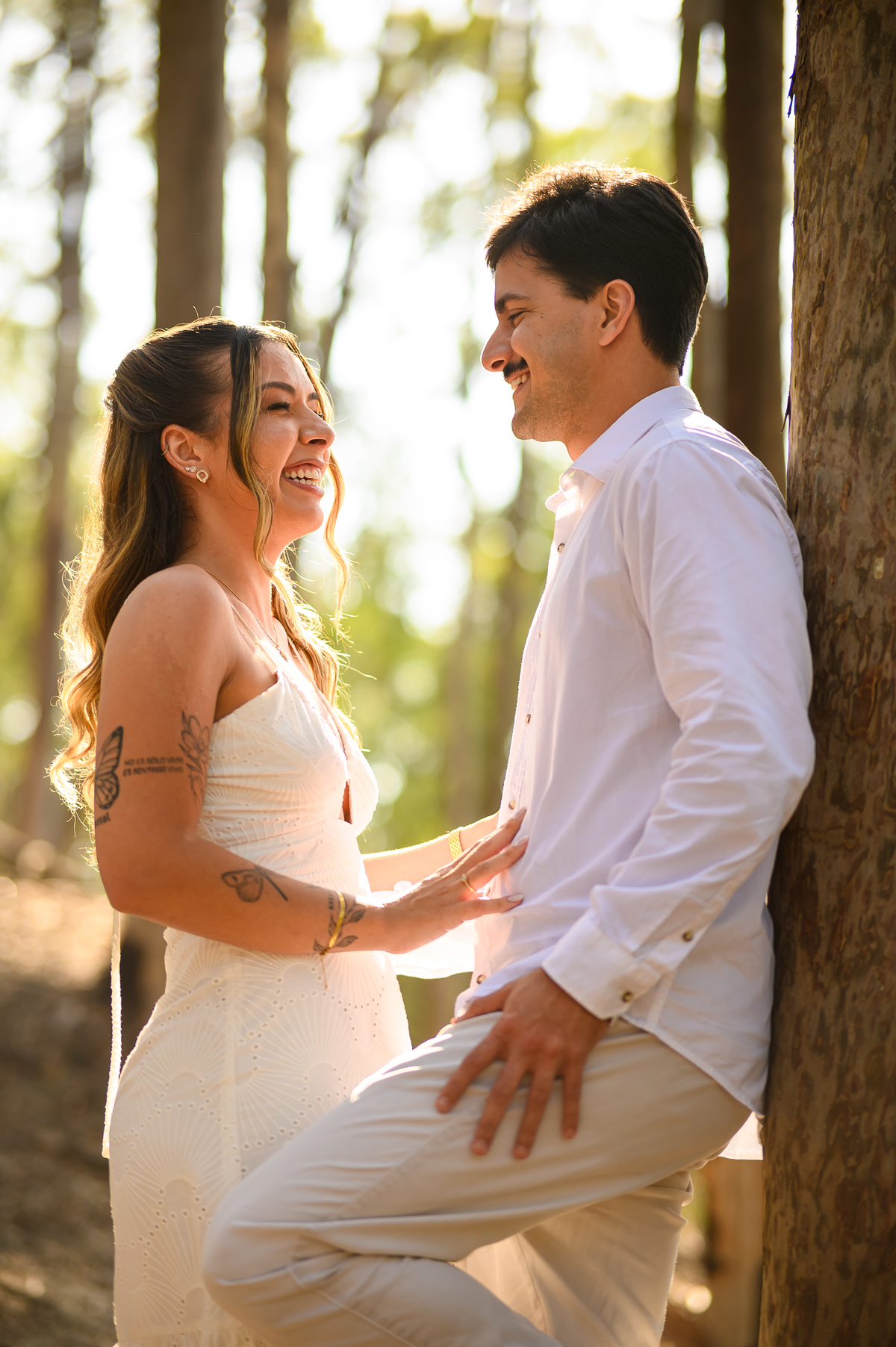 fotografia de casal no parque da cidade