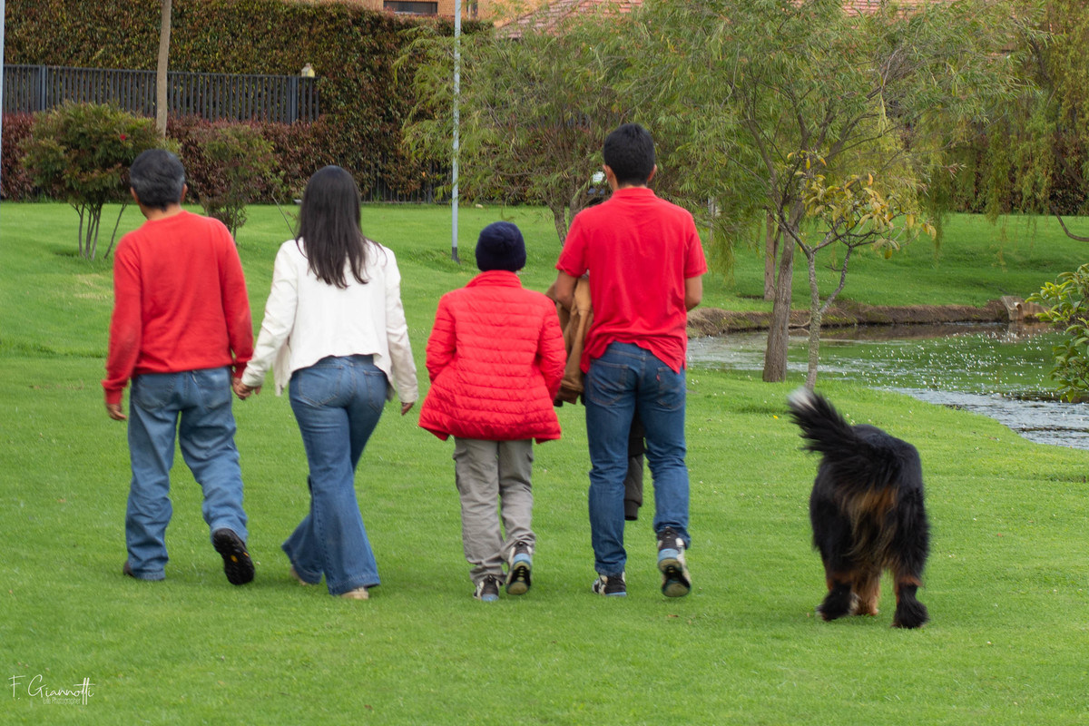 Caminando juntos, compartiendo el momento sin prisa.