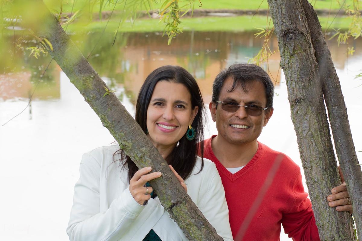 Un momento juntos, la pareja mirando lo que construyen día a día