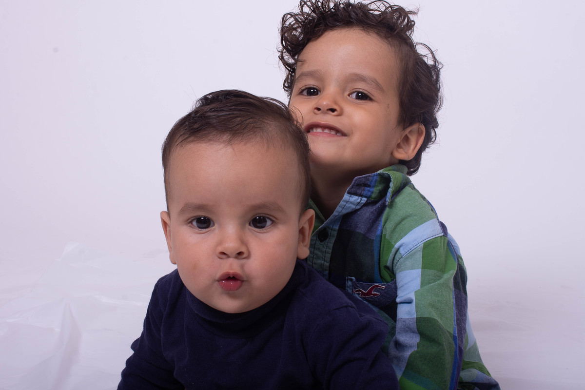 Entre risas y juegos, los hermanos se divierten