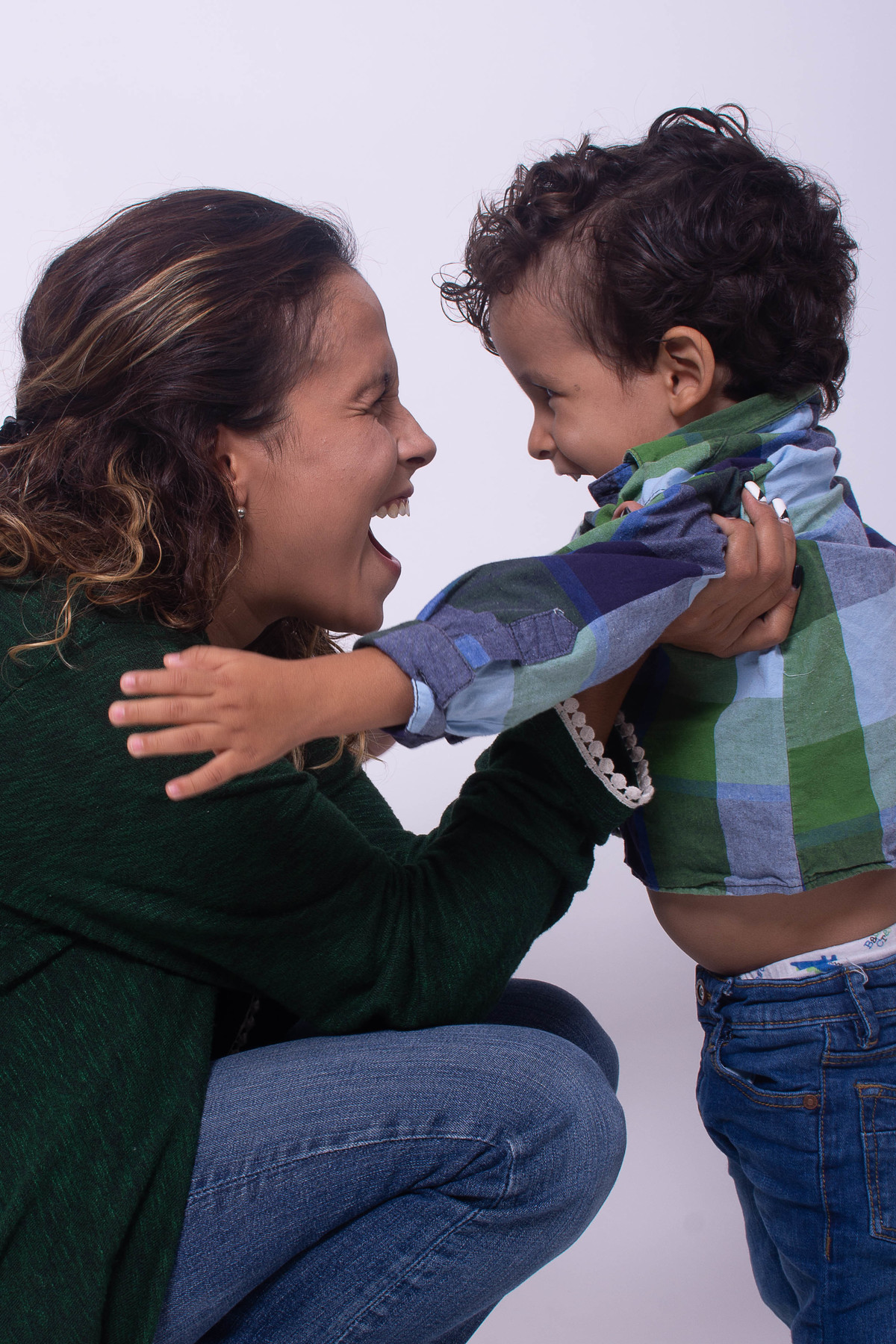 Un momento entre mamá e hijo, donde todo se vuelve más cercano.