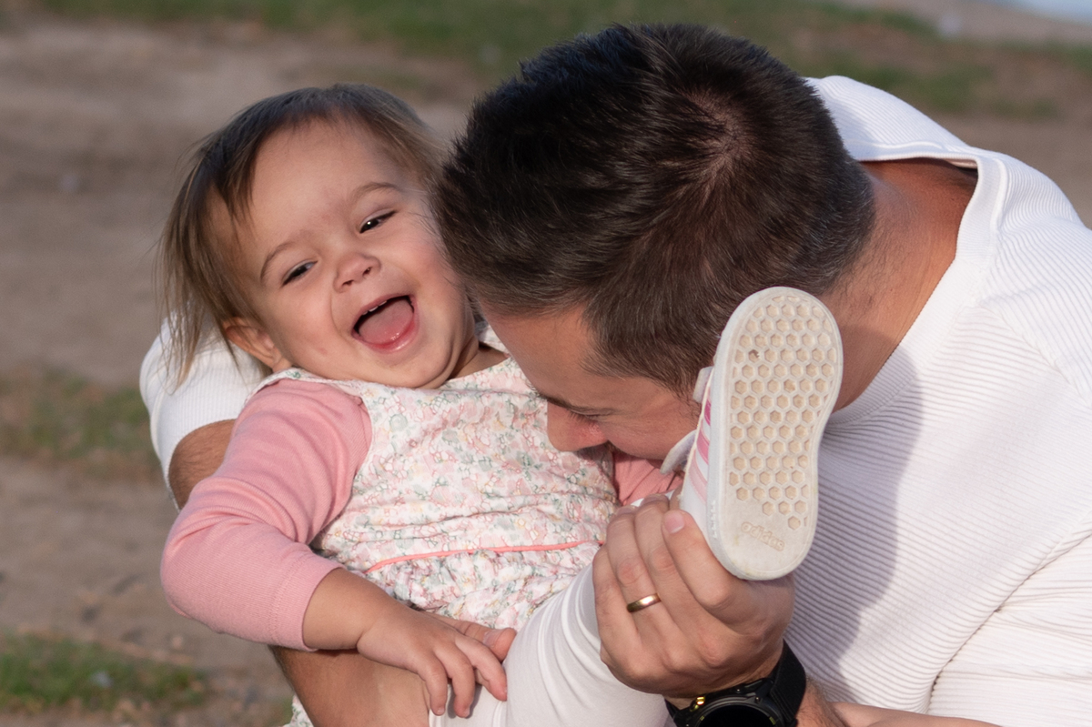 Entre juego y cercanía con papá.