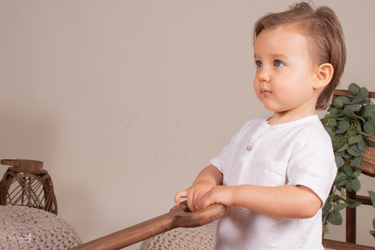Fotografía de niño explorando. Curioso, presente y auténtico.