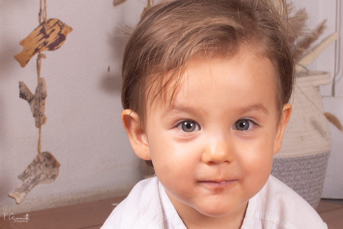 Sesión infantil con retrato cercano. Miradas que dicen mucho.