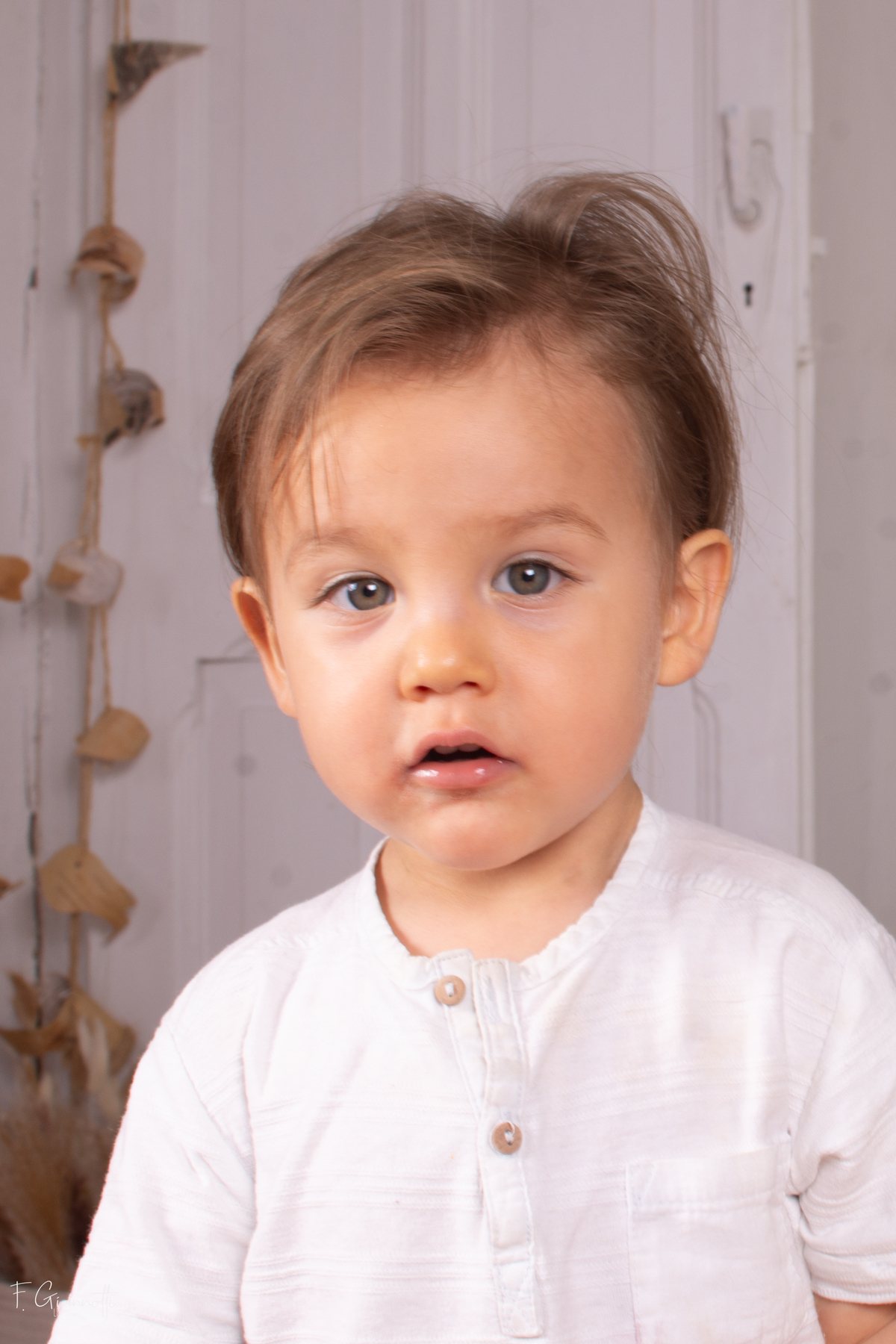 Sesión de fotos familiar con enfoque infantil. Nuevos juegos, todo empieza así.