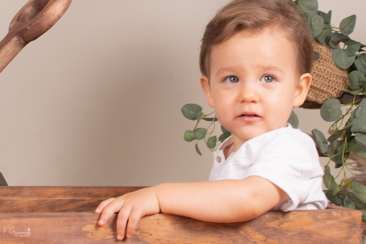 Retrato infantil en sesión familiar. Todo listo para una nueva aventura.