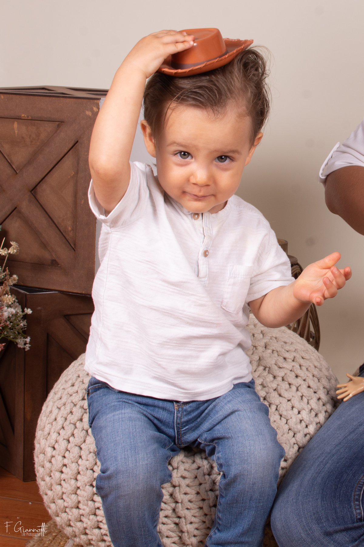Fotografía de niño en sesión familiar. Entre juego y risas, todo aparece.