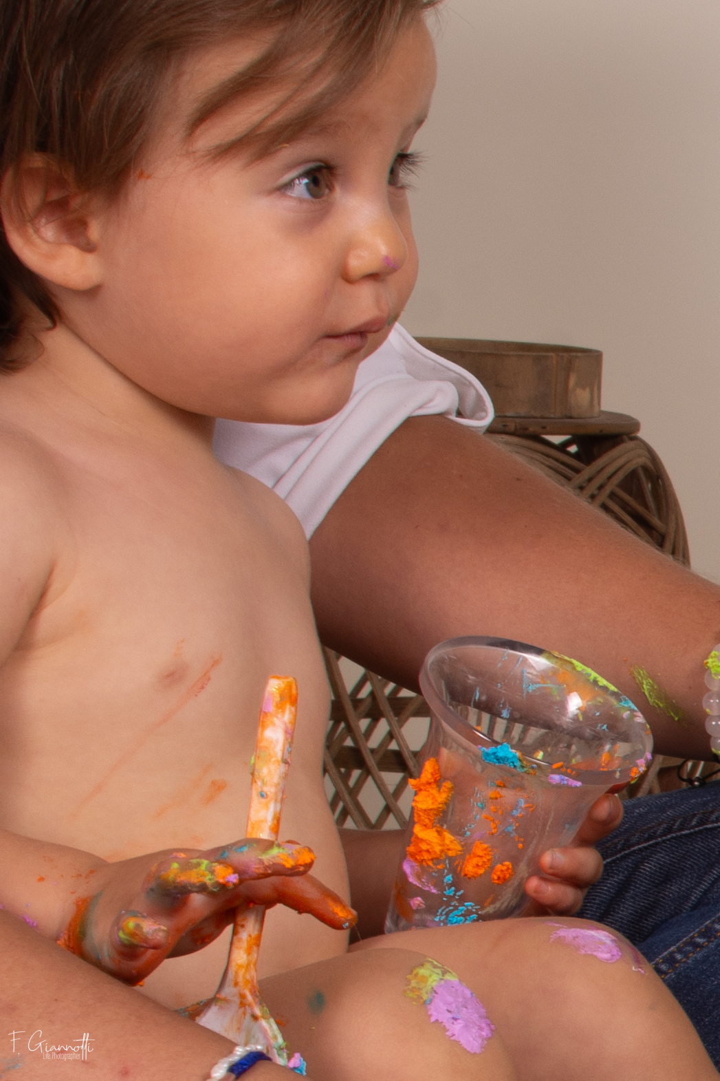 Fotografía infantil en sesión familiar. Poco a poco, empieza a sentirse cómodo.