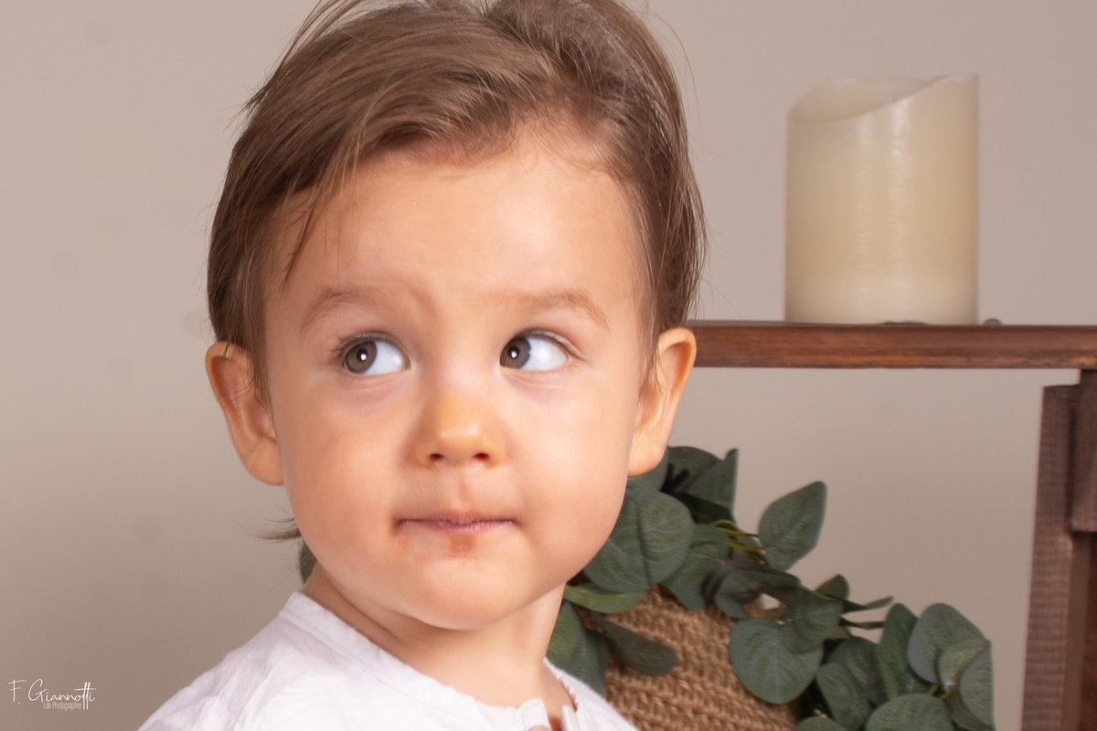 Retrato infantil en sesión familiar. Su forma de ser, sin forzar nada.