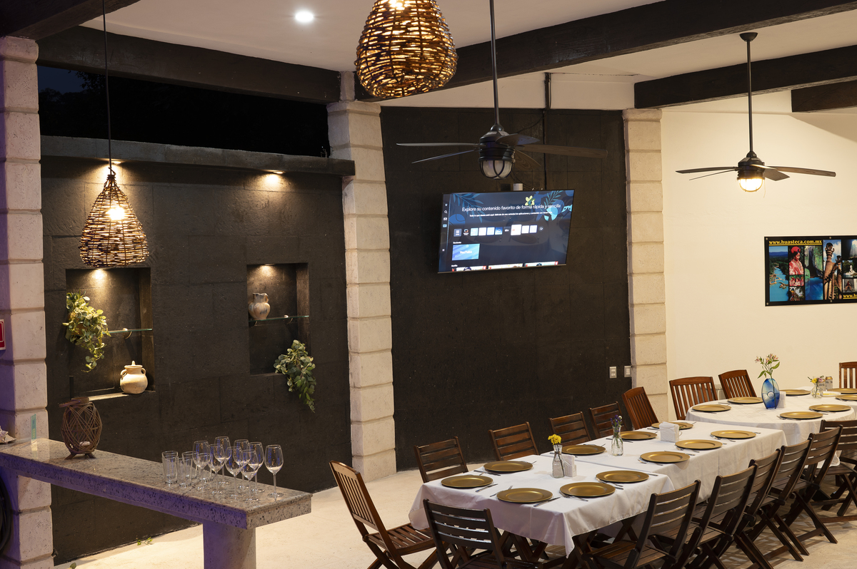 Espacio ideal para reuniones o celebraciones, con una atmósfera cuidada y funcional