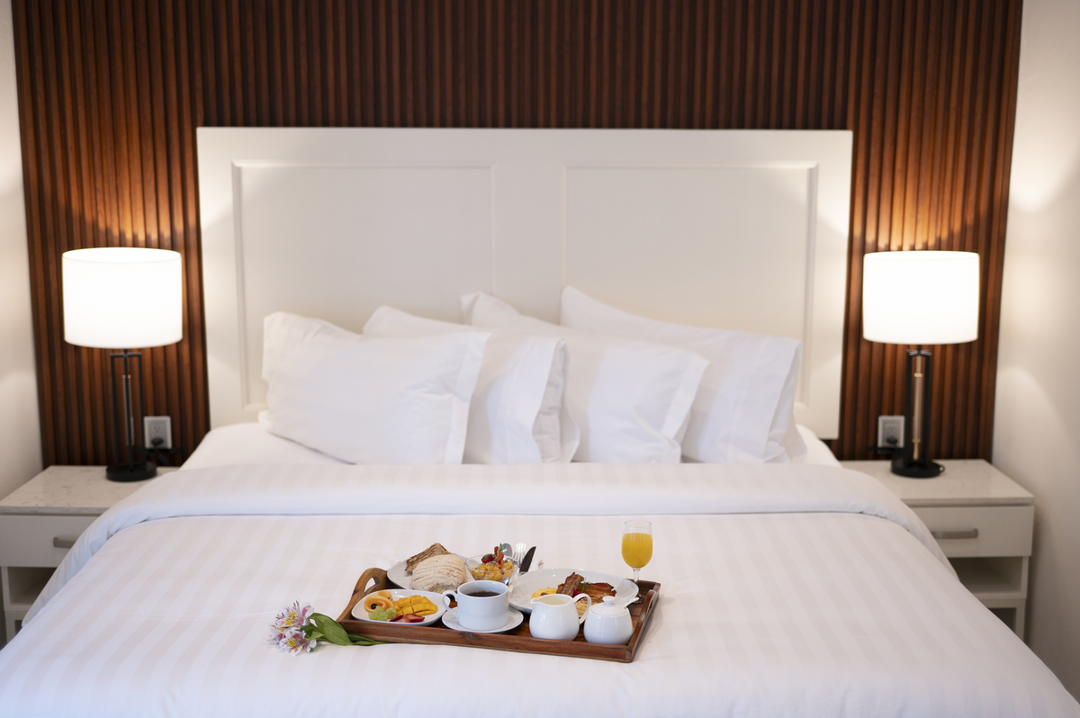 Habitación preparada para una experiencia de descanso con atención en cada detalle