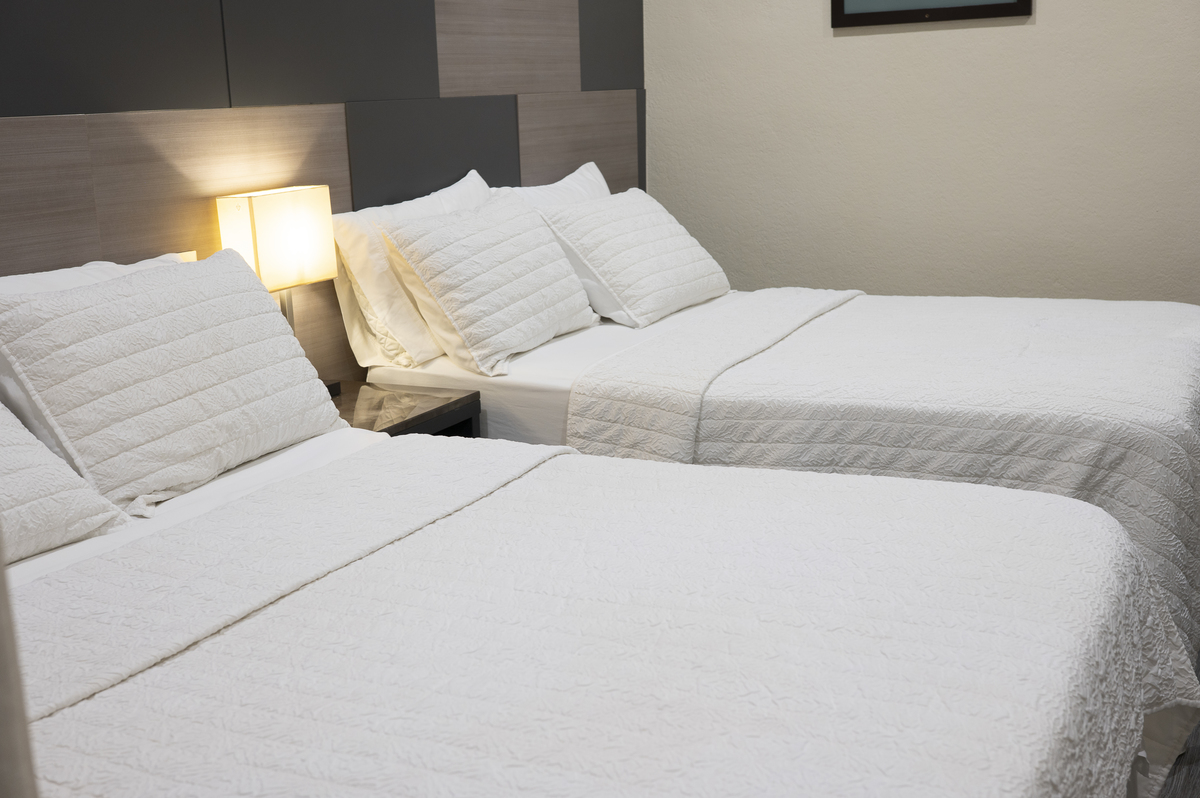 Habitación que prioriza descanso y simplicidad, con una propuesta limpia y acogedora