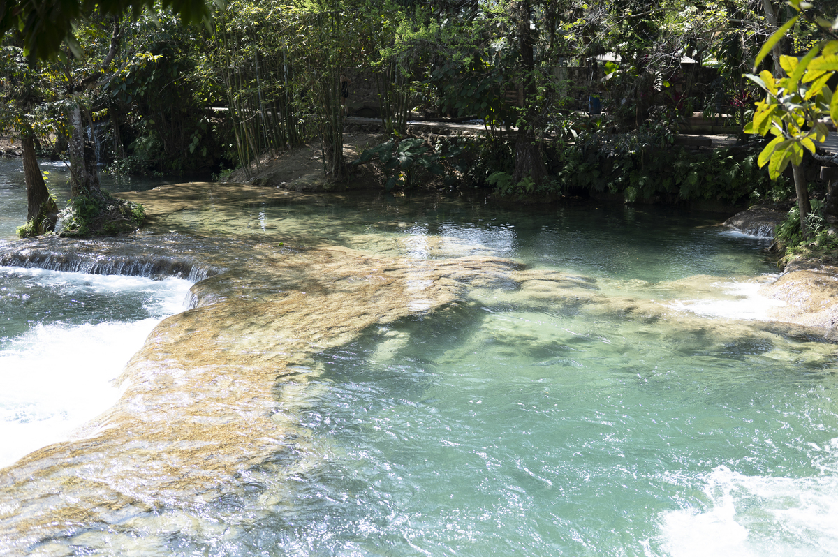 Agua en movimiento que transforma el paisaje en una experiencia visual y sensorial