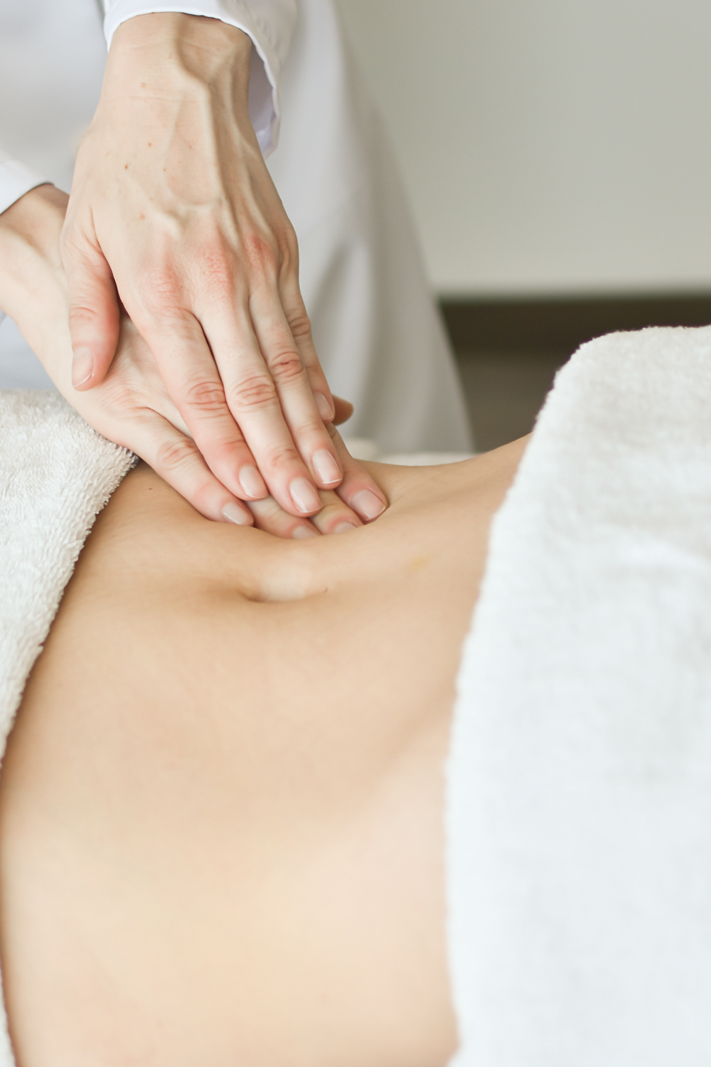 Cuidado personal en spa con ambiente profesional
