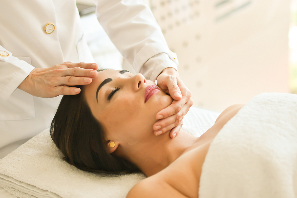 Tratamiento facial en estética spa en Queretaro con ambiente limpio y relajante