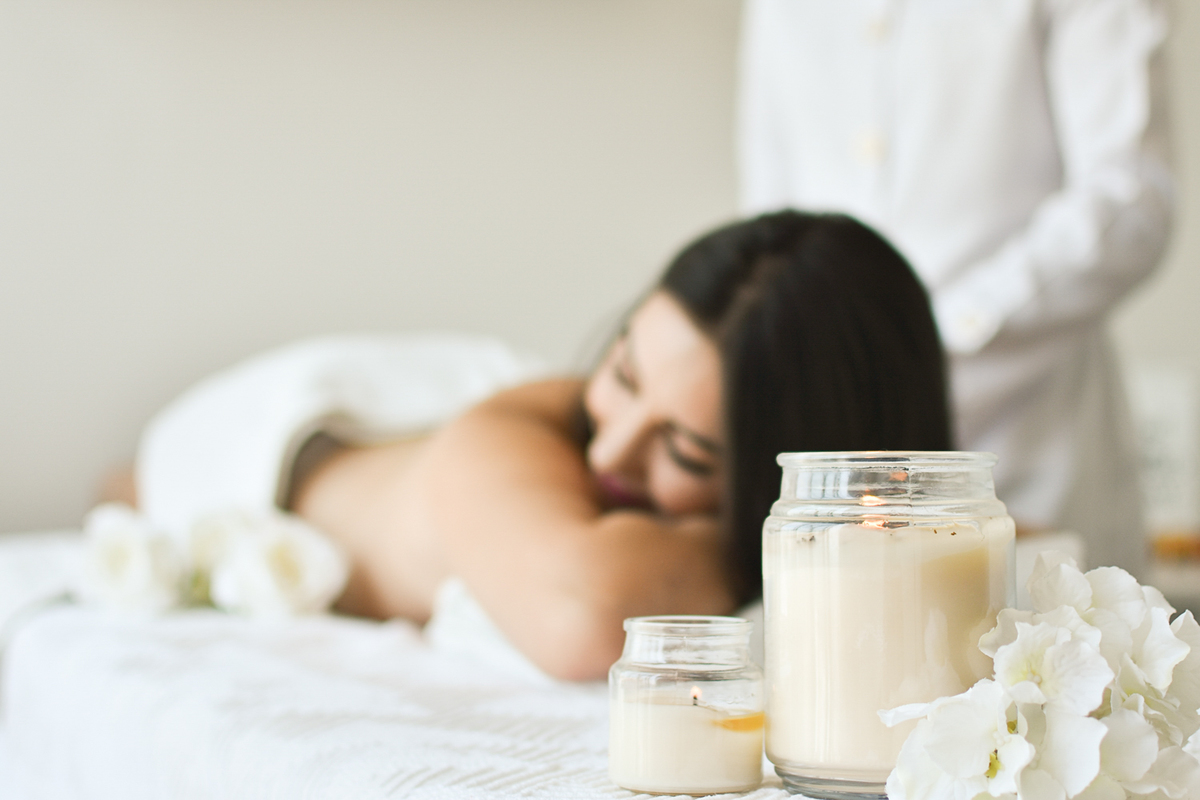 Sesión de masaje corporal en estética con ambiente tranquilo