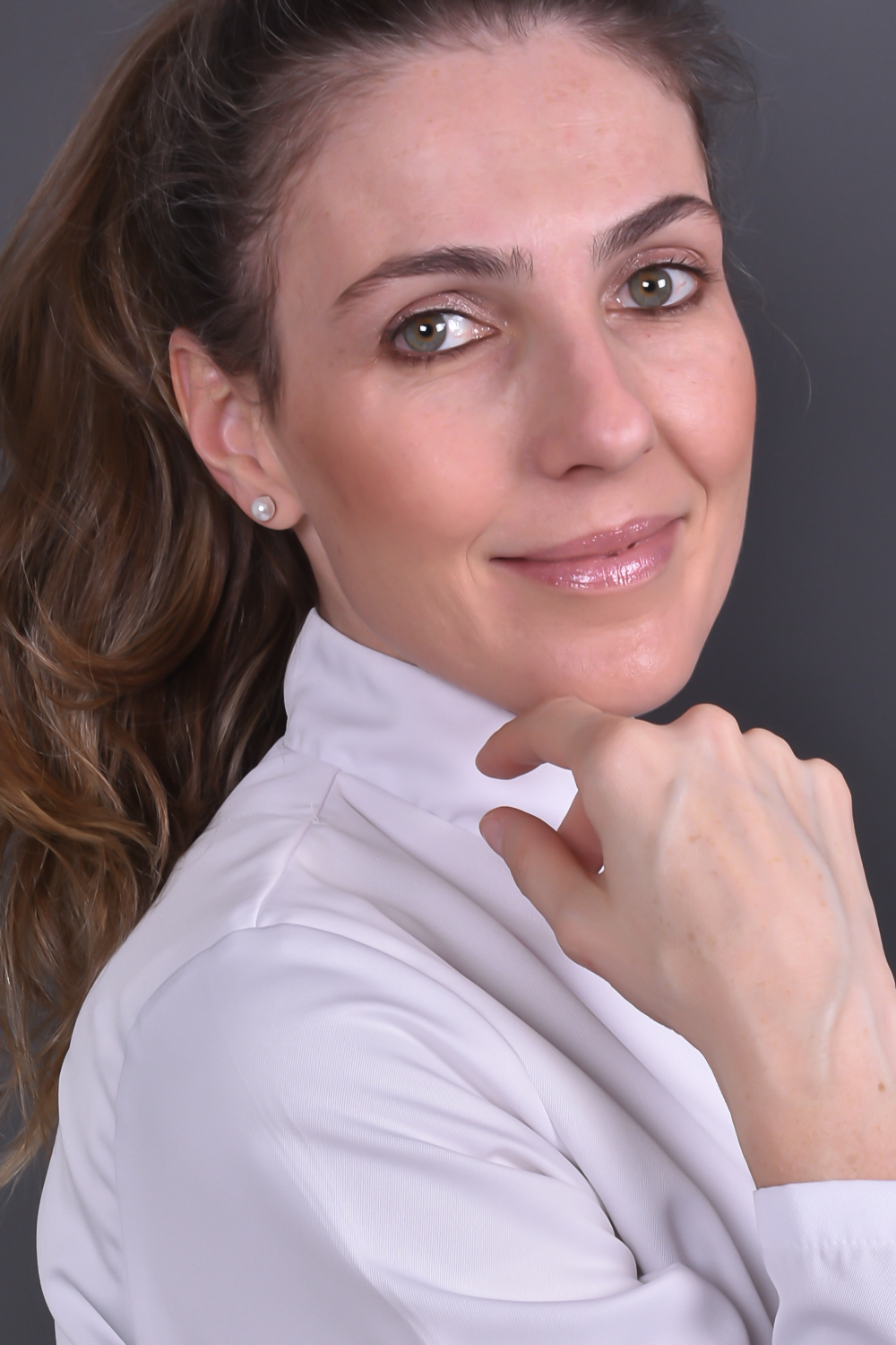 Fotografía de profesional en estética con enfoque en confianza