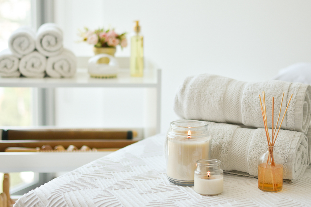 Masaje profesional en spa con ambiente cálido y relajante