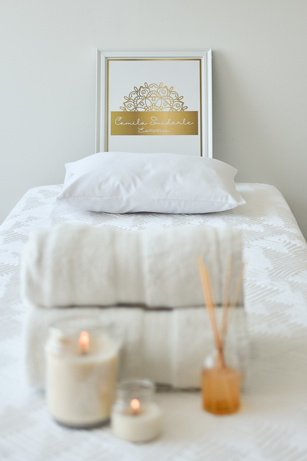 Ambiente de spa con estética minimalista y enfoque en relajación