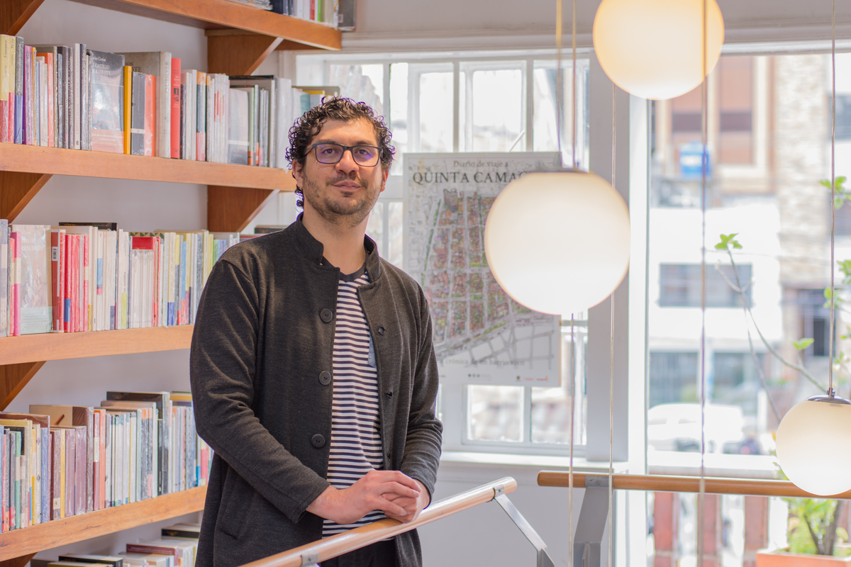 Sesión de fotos para escritor entre libros. La narrativa visual busca reflejar su relación con la lectura y el proceso creativo.