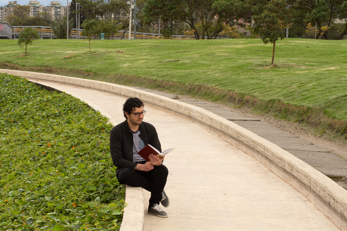 Fotografía editorial para autor. Un retrato pensado para comunicar autoridad, estilo y presencia en el universo literario.