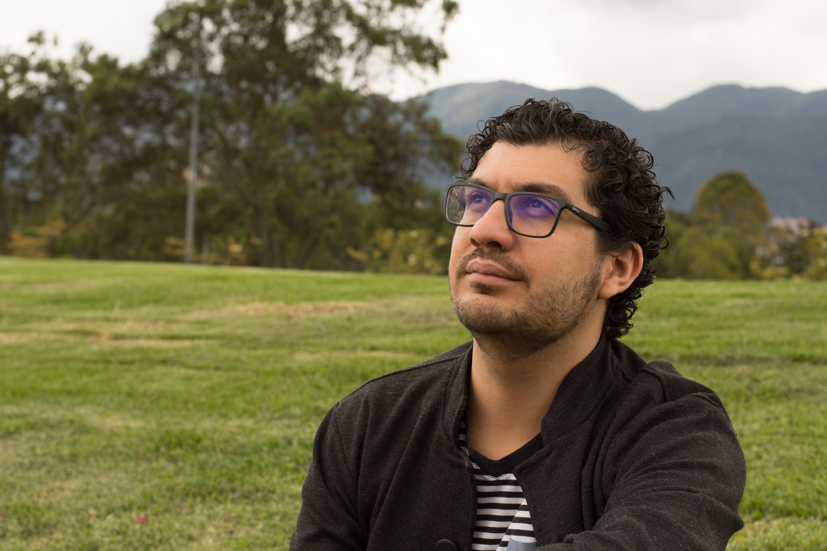 Retrato de escritor en parque. La composición resalta una narrativa serena y contemplativa.