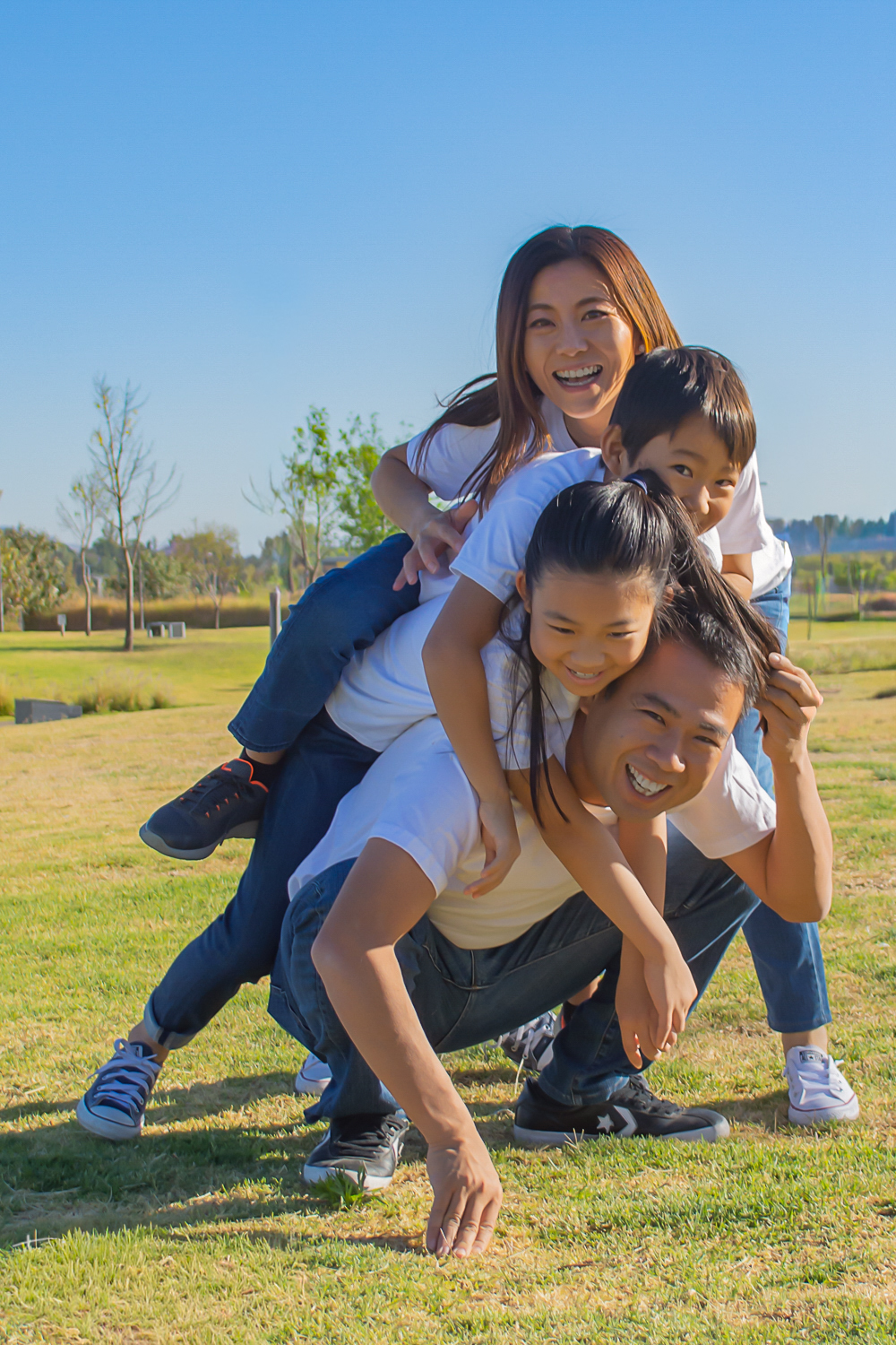 Momento de juego entre padres e hijos, lleno de complicidad y energía genuina.