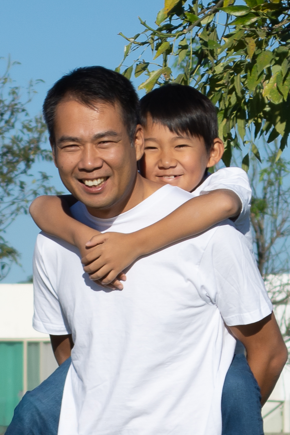 Retrato de padre e hijo con una conexión fuerte, marcada por cercanía y confianza.