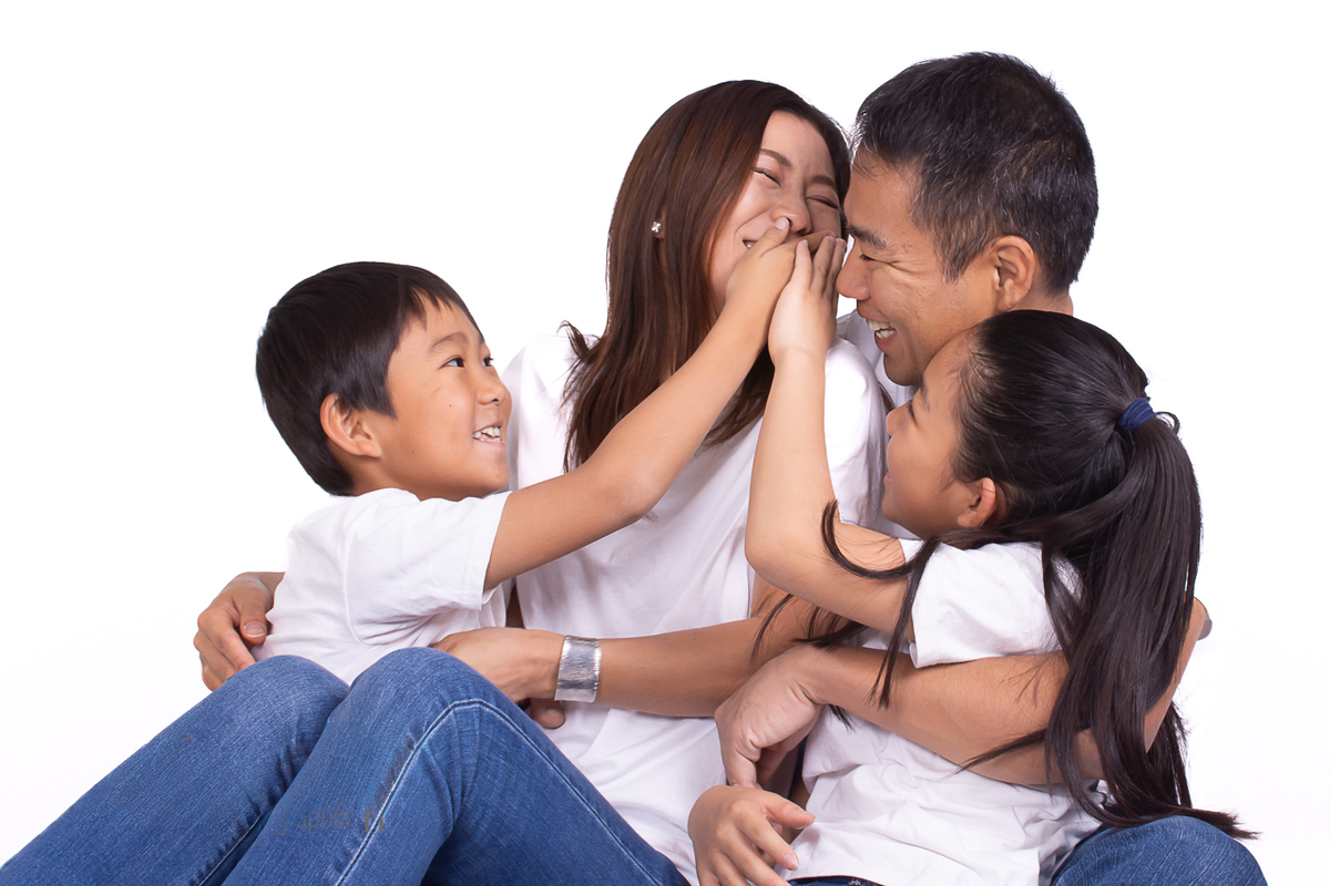 Escena divertida en familia, donde el movimiento crea imágenes llenas de vida