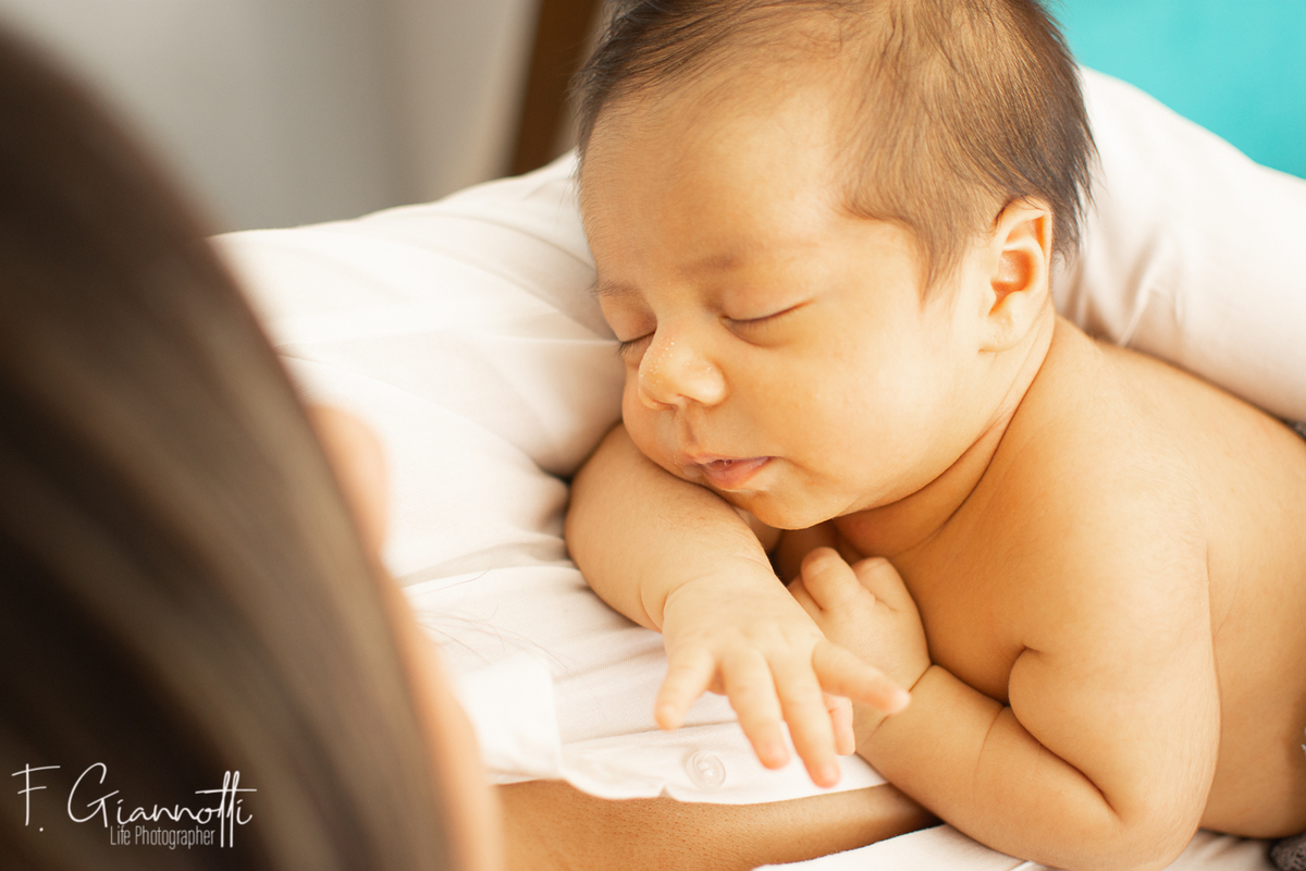 Mamá abrazando a su bebé en sesión newborn lifestyle natura
