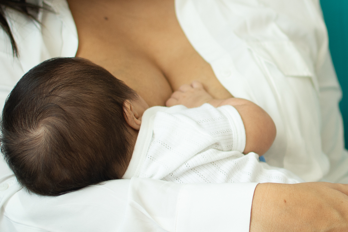 Mamá con su bebé recién nacido en sesión íntima lifestyle en casa en Querétaro.