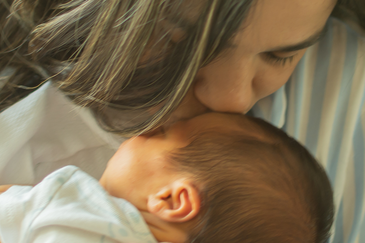 Momento de lactancia en sesión newborn lifestyle en casa