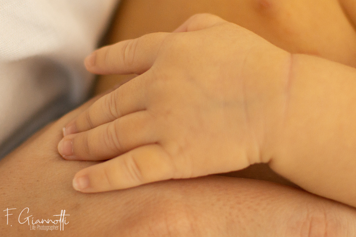 Detalle de la mano del bebé en sesión lifestyle de recién nacido