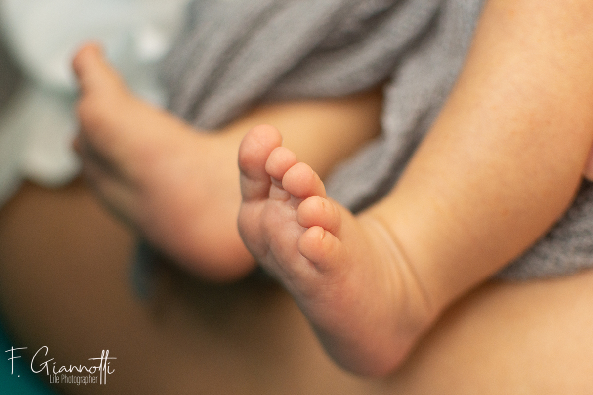 Detalle de pies de bebé en sesión newborn lifestyle natural