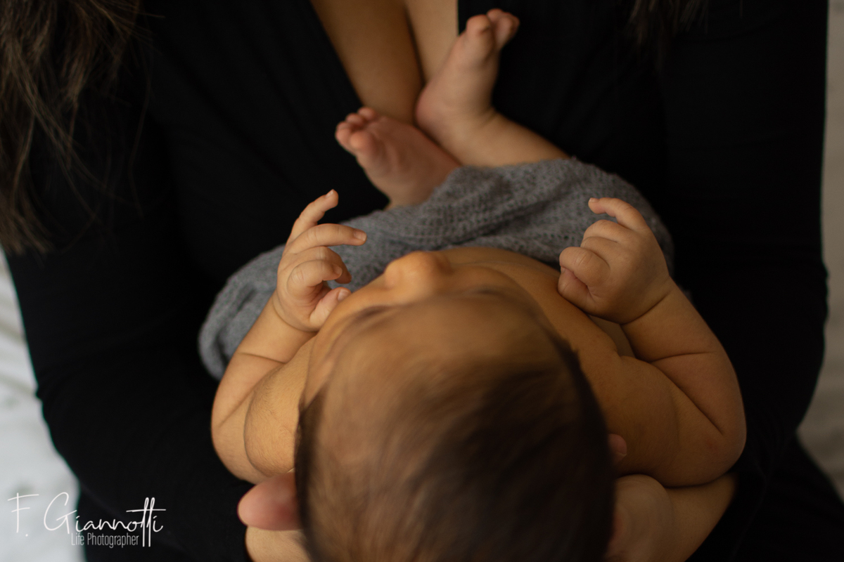 Primer plano de bebé dormido en sesión newborn lifestyle