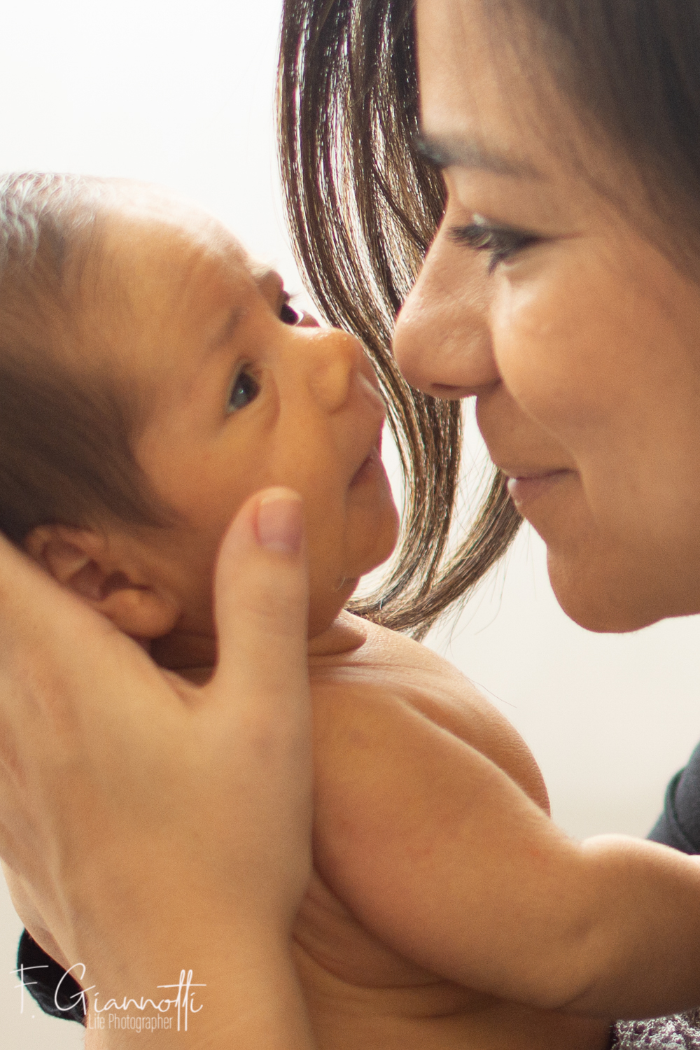 Perfil de bebé en sesión newborn lifestyle con luz natural en Querétaro.
