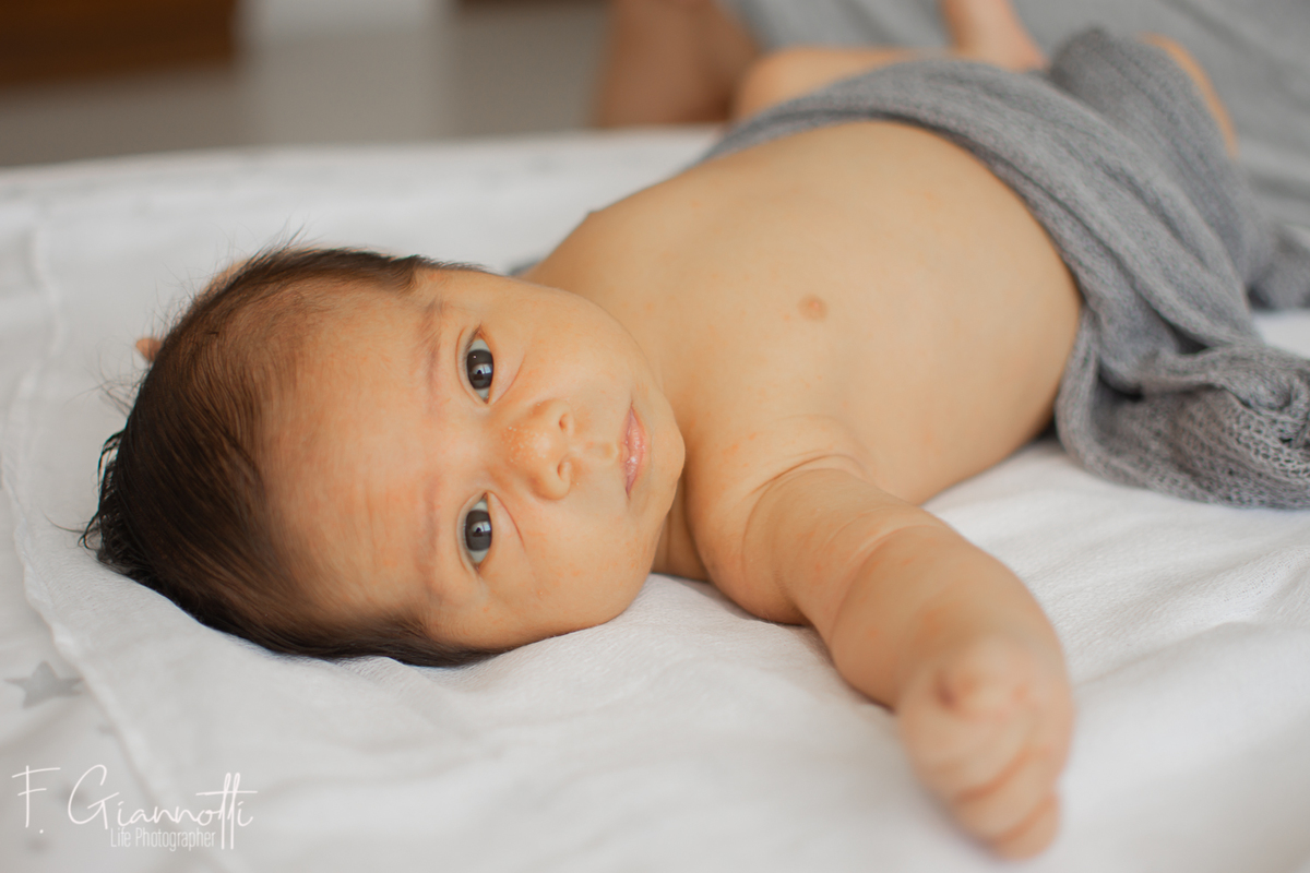 Bebé en descanso durante sesión newborn lifestyle en casa