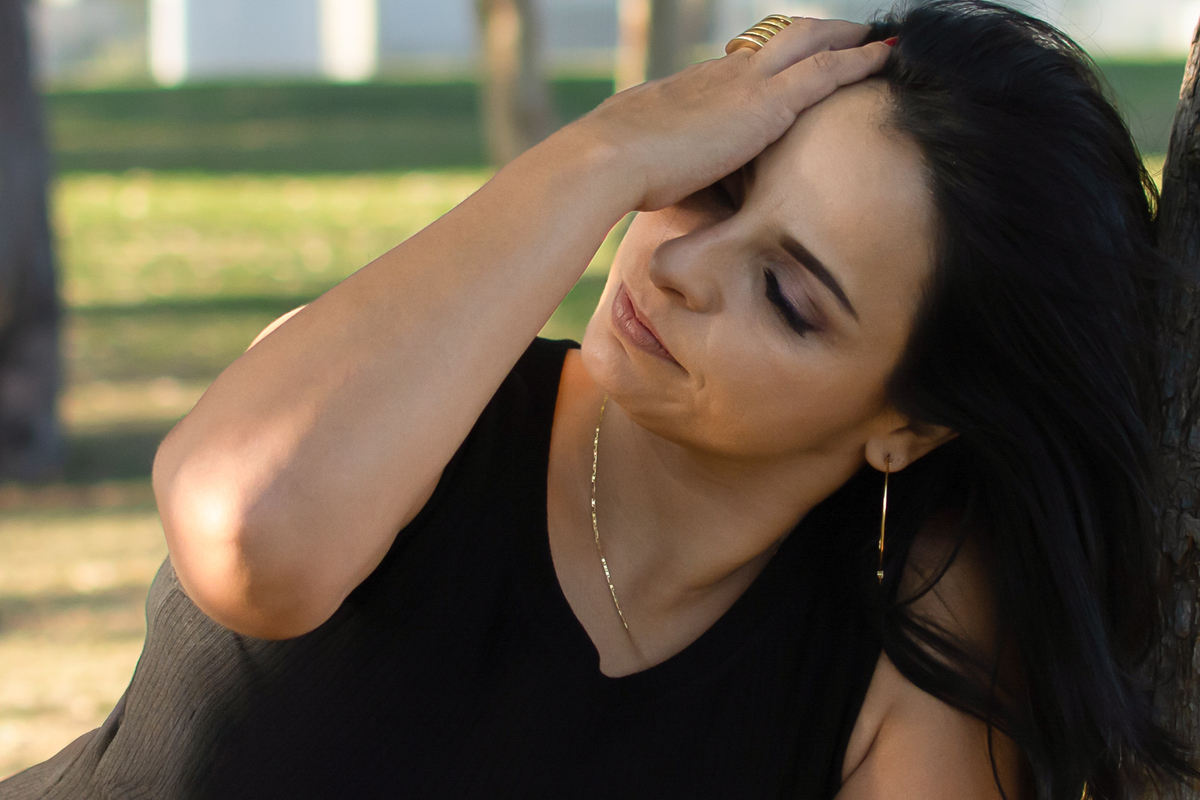 otografía lifestyle que captura la alegría natural y espontánea. Ideal para mujeres que buscan reconectar con su identidad más allá de sus roles cotidianos.