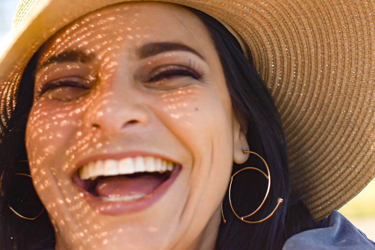 Fotografía que celebra la naturalidad del rostro y la piel. Ideal para mujeres que desean verse reales, sin poses rígidas ni perfección artificial.