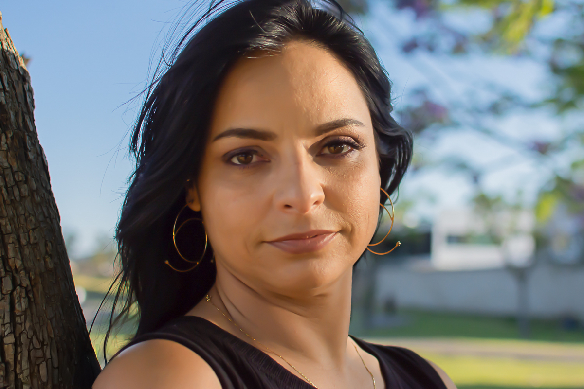 Sesión femenina que mezcla entorno cotidiano con una mirada fuerte y segura. Refleja independencia y autenticidad.