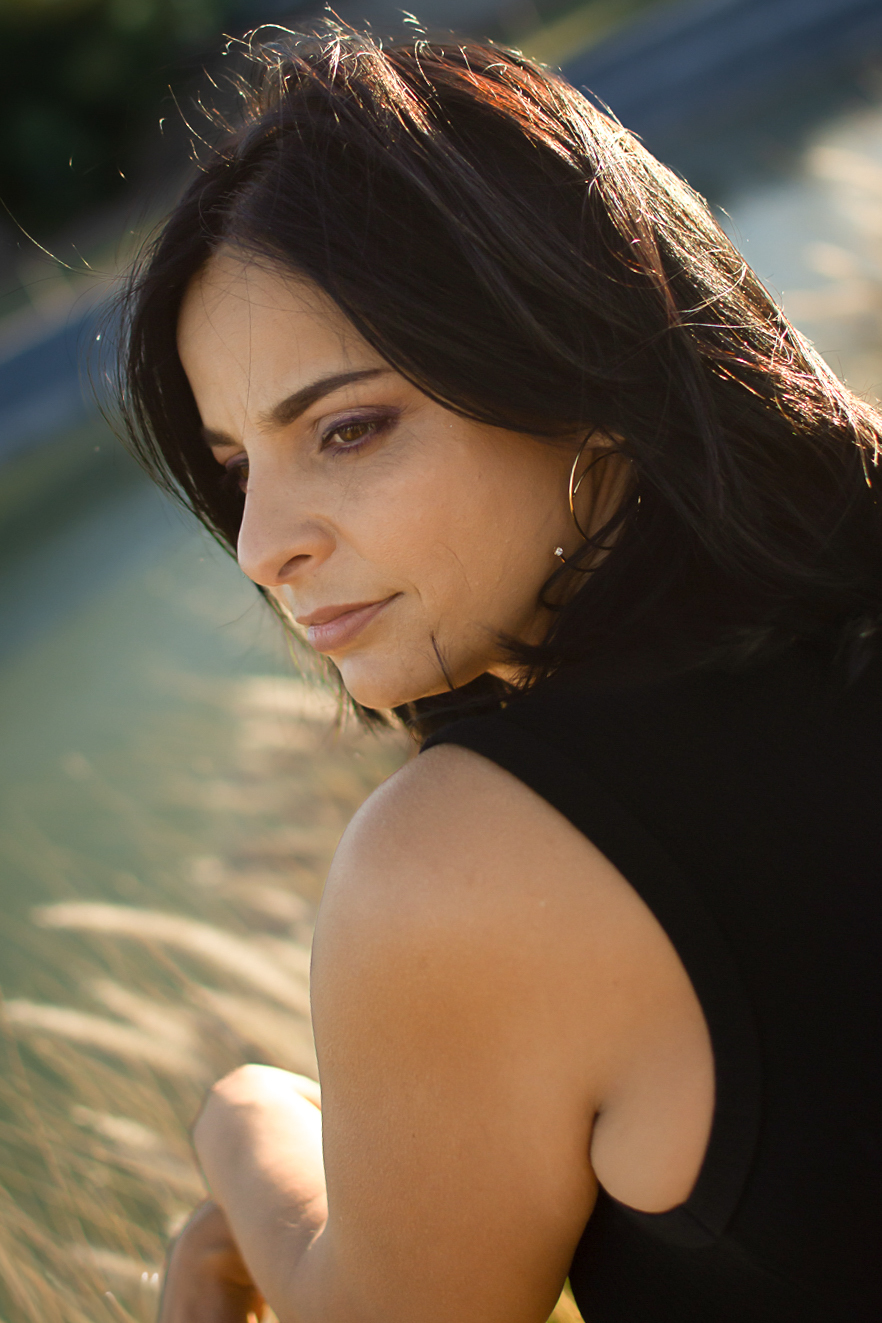 Fotografía que conecta con la esencia emocional de la mujer, mostrando su lado más humano y genuino.