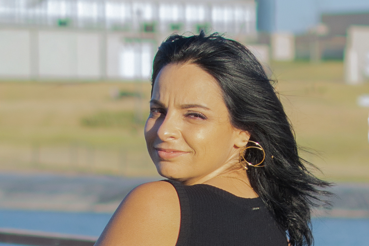 Fotografía femenina que resalta la seguridad interior y la autenticidad.