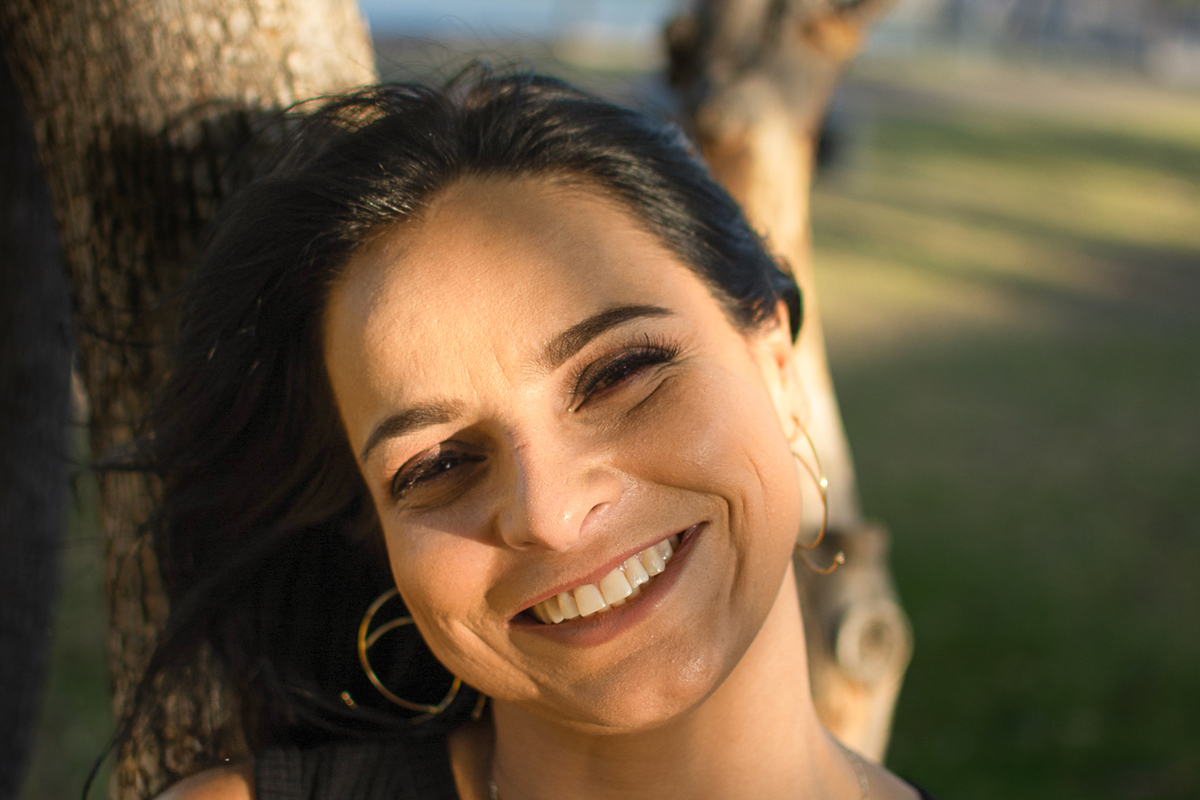Retrato que captura emociones reales y la esencia de la mujer en un instante íntimo.